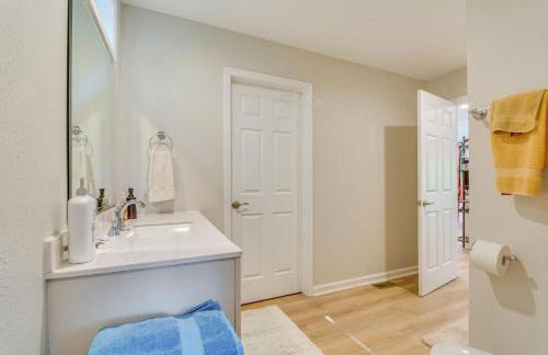 Lakefront Retreat with Multi-Level Deck and Dock! - Foto 14