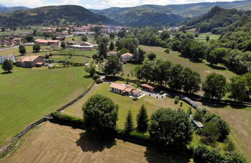 Piscina climatizada y cubierta 365 dias en Casa Rural con Encanto El Puentuco una de las casas mas valoradas de Cantabria - Foto 58