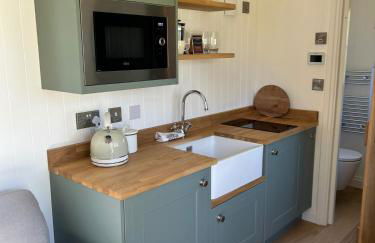 Luxury Shepherds Hut near Glamorgan Coast - Photo 27