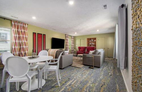 Bright & Stylish 4BR Spot - Close to Downtown Fun - Foto 9