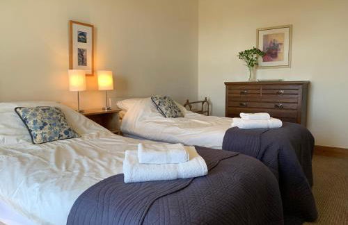 The Back Wing - Pen y Graig Farmhouse, Church Bay, sea views near beach No Pets - Foto 1