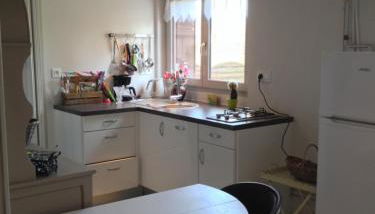 Charmant F1 avec terrasse et vue sur jardin arboré - fraicheur naturelle du rez de jardin - parking - Foto 3