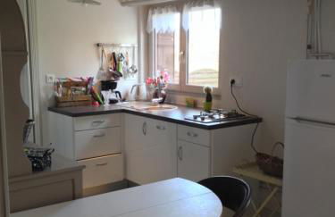 Charmant F1 avec terrasse et vue sur jardin arboré - fraicheur naturelle du rez de jardin - parking - Foto 3