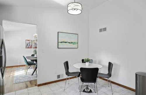 Central Location - 2 living spaces & covered patio! - Foto 2