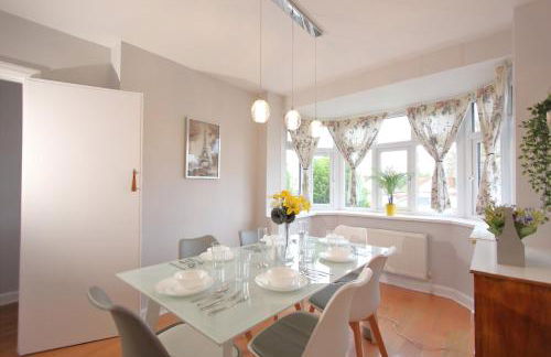 Stunning 3 Bedroom 2 Bathroom Bungalow by CozyNest - Photo 24