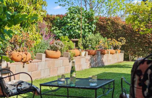 Bay Park Garden Paradise - central Location, AC, Washer Dryer & Private yard! - Foto 29