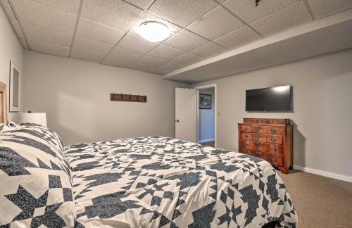 The Red Pine Cabin with Private Pond and Dock! - Foto 14