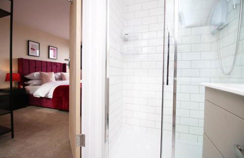 LUXURY 4 Bedroom 4 Ensuite Home in Penarth (Pool Table Games Room & BBQ Garden) with Sea Views - Photo 53