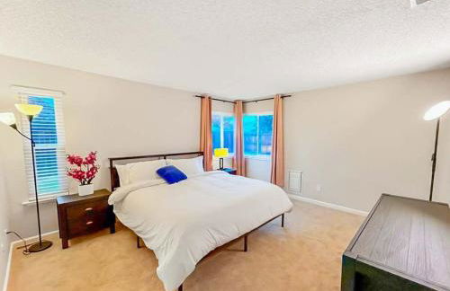 Spacious 4BR Family Home Free Parking, Fast WiFi, Near Galleria & Fountains - Foto 8