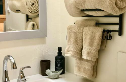 Eagles Nest Casita Luxury king memory foam bed feather pillows & duvet Amazing views, private balcony, Great location & Dog friendly - Foto 56