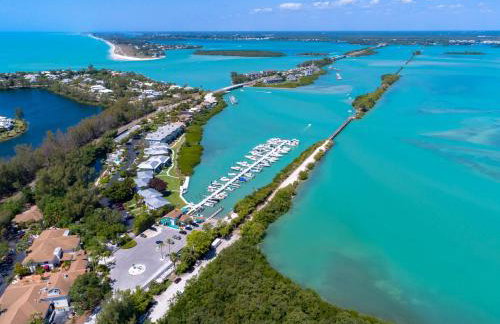 Gone Coastal! Large Heated pool home 30 min from beaches! - Foto 70