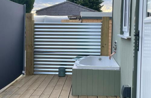 The Swallow Shepherds Hut at Bee Happy Breaks Scotland - Photo 4