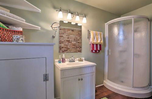 Lakeside Pleasure Island Cabin with Deck and Gas Grill - Foto 10