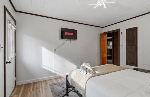 NEW! Woodland Retreat - Hot tub Game Room Firepit - Foto 10