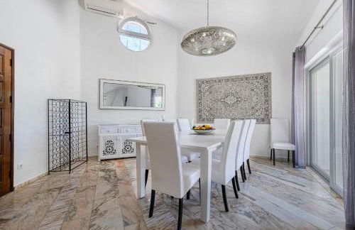 Golfinhos - MAGNIFICENT & SPACIOUS 5 BEDROOM VILLA - Foto 34