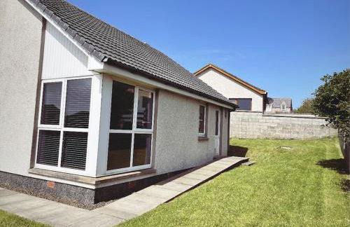 Malva - Modern 2 Bedroom Bungalow in Wick Sleeps 4 with private parking - NC500 Route - Photo 17