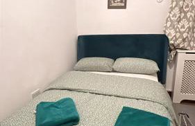 LARGE SELF CATERING HOUSE WITH WiFi CLOSE TO TRANSPORTS - Photo 11