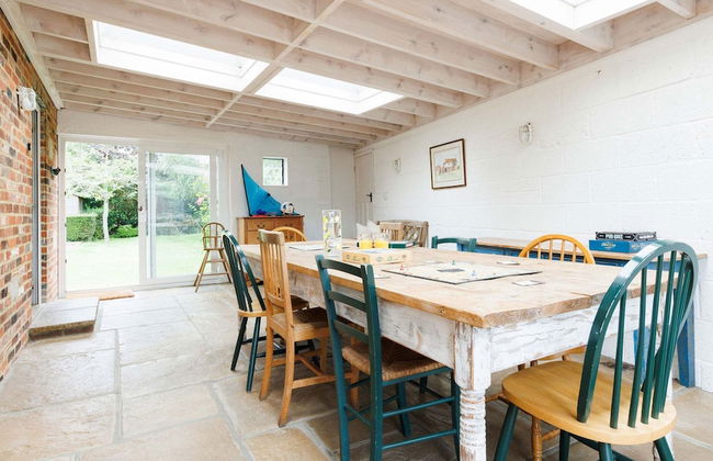 Charming Beach Getaway - Spacious 4BR Sunny Garden - Foto 10