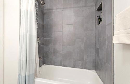 Newly remodeled 8-steps to sand path of Beach! Unit D - Foto 17