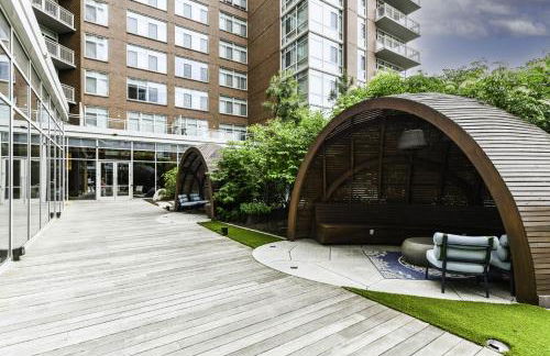 Urban 2BR Oasis with Scenic Rooftop and Gym - Foto 65