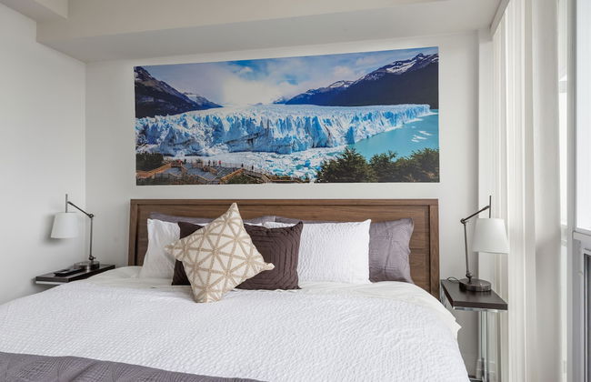 QuickStay - Incredible Downtown Condo, Yonge & College - Photo 3