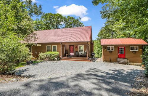 Peaceful Lake Lure Cabin, Hot Tub, Huge Screened Porch, Private Beach - Foto 12