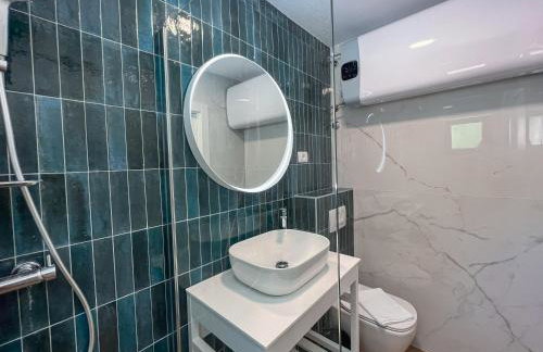 Mediterranean Oasis Seaside Villa with Pool - Foto 20