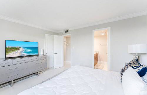 Boca Beachside 2BR 2BA with Pool and Balcony Steps to Sand - Foto 14