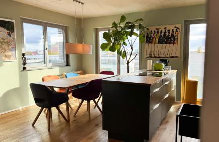 Stylish Riverfront Penthouse with Skyline View - Foto 20