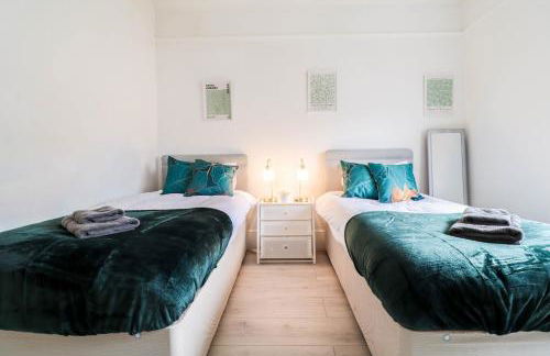 Spacious 4-Bed Home, Perfect Stay with Free WiFi - Foto 52