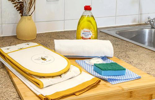 Beautiful City Centre Apartment with Free Parking, Fast-Wifi, SmartTV with Netflix and Private Garden by Yoko Property - Foto 10