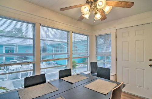 Sun-Soaked Coastal Hideaway - Steps to Beach! - Foto 12