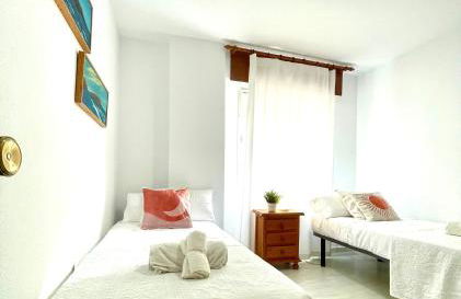 GATU Villa Sol, junto a la playa , piscina, 2 baños, aire cc, terraza, " Preferente mayores de 21 años y familias " - Foto 7