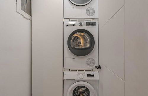 NEW Refurbished Modern Apartment - Photo 24