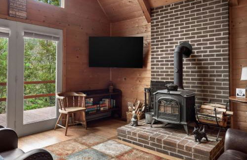 Loft Wood Stove Fire Pit Grill & Deck on Creek - Foto 10