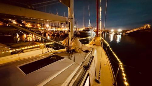 Sleep aboard a modern sailboat in Oeiras - Foto 5