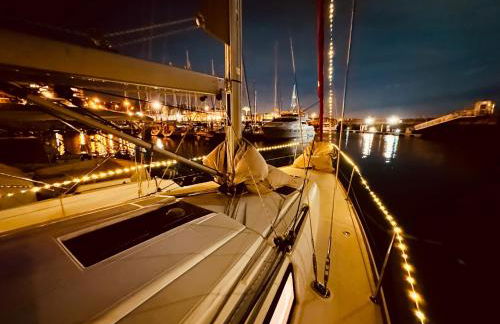 Sleep aboard a modern sailboat in Oeiras - Foto 5