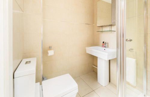 High End Luxury Townhouse in JQ, 4 Bedrooms, Flat screen TV in all rooms, Free Parking, Near Birmingham City Centre DEPOSIT REQUIRED - Foto 29