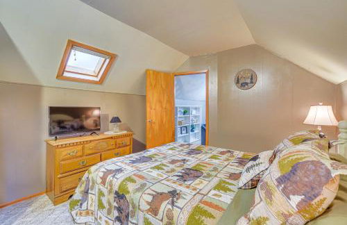 Charming Butternut Lake Getaway with Deck and Dock! - Foto 16