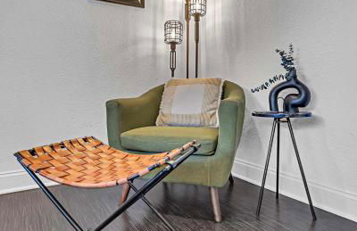 New-The Mod Poppy Large home 10 minutes from it all - Photo 20