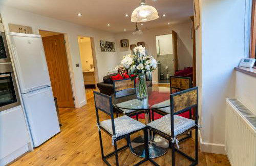 Pine cottage with private hot tub - Photo 1