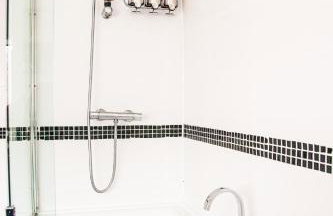 Contractor house, sleeps 5, close to restaurant's and bars, Long stays available, Oveyo Accommodation - Foto 9