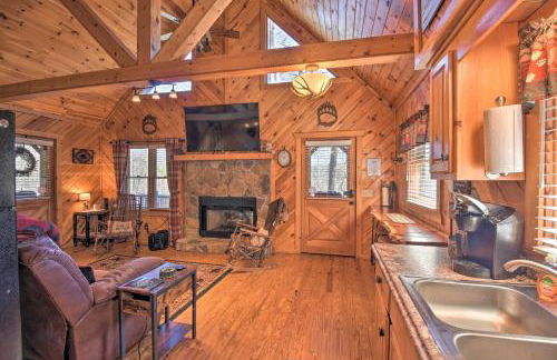 Helen Cabin with Deck and Hot Tub Less Than half Mi to Main St - Foto 7