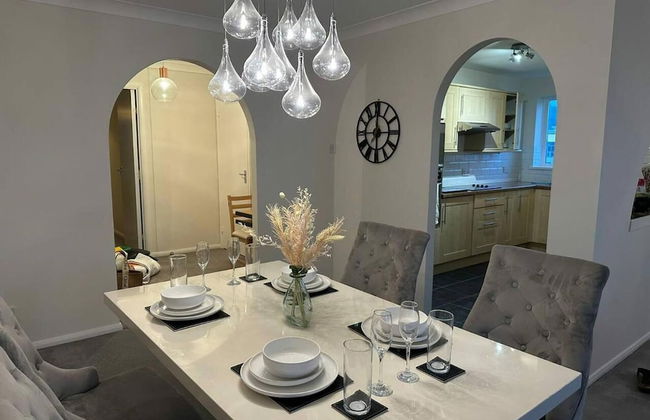 Beautiful 3-bed Apartment in Swansea - Photo 16