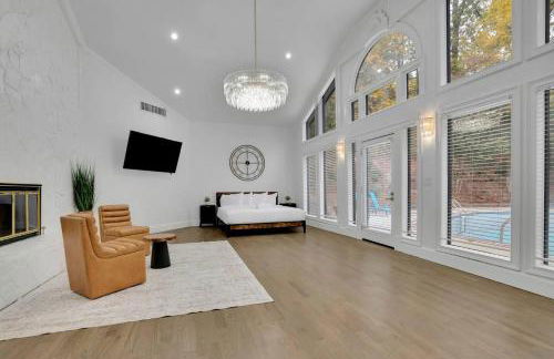 Luxury 7BR Buckhead Oasis w Pool Gameroom Firepit - Foto 25