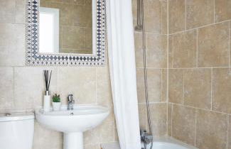 Aisiki Stays Apartments at North Finchley, 3-Bedroom & 2-Bathroom, Pet Friendly Flat, King or Twin Beds with Free WiFi - Foto 16