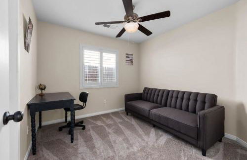 Relaxing 4BR 2BA Sleeps 8 Family Friendly - Photo 13