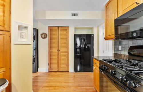 Patio Paradise Stylish 3BR Home with Gaming Room - Photo 44