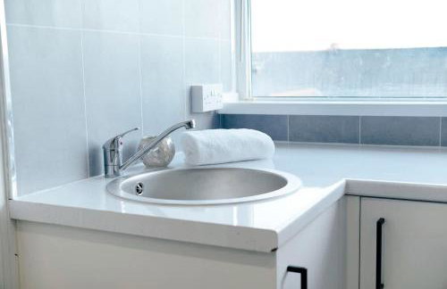 Spacious 4BR on Leafield Rd - Photo 49