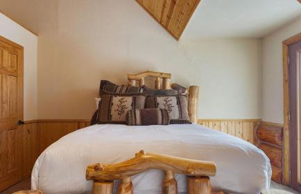 Pinetree Place by Avantstay Group Cabin w/ Hot Tub Minutes to the Lake - Photo 56